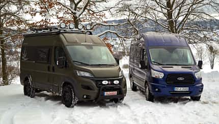 Campingbusse im Schnee