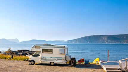 Ford Transit am Wasser