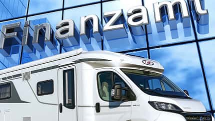 Wohnmobil vor Finanzamt