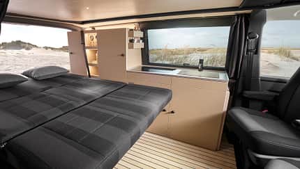 Custom Bus Streifenwagen VW T 6.1 Black Edition (2022)