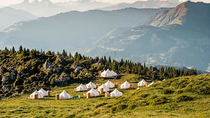 Glamping-Dorf in den Alpen
