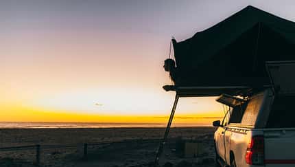 Dachzelt-Romantik Camping mit Sonnenuntergang