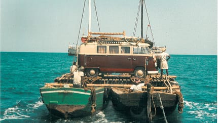 VW Bulli in Indien auf der Fähre