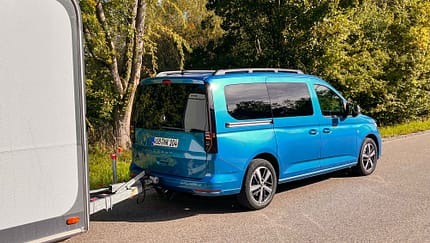 VW Caddy im Zugwagentest Totale von hinten rechts 