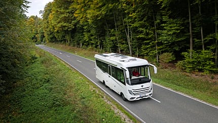 Test Concorde Credo Titelbild Wohnmobil auf einer Wldstra§e