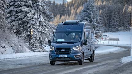 Premiere Carado Campingbus Totale von vorne rechts