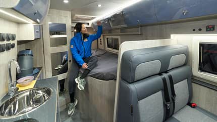 französisches Bett, Küchenzeile, Kaffeemaschine, Stauraum, Campingbus