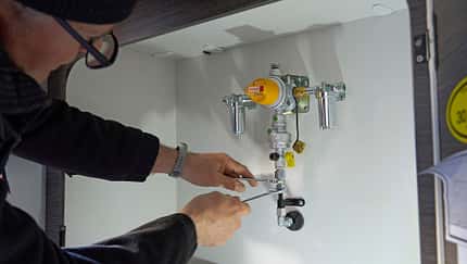 Wohnmobiloptimieren, Gas, Umschaltanlage Mobil opt. Gasflaschenumschalt-Anlage Caramatic Drive Two mit Gasleitung verbinden