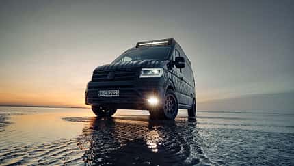 Custom-Bus Camper XL  Front bei Nacht