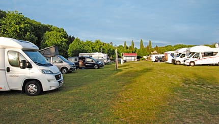 Stellplatz Waldwinkel Rasen f