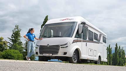 Carthago C-Tourer 145, Redakteurin, Asphalt, Bäume