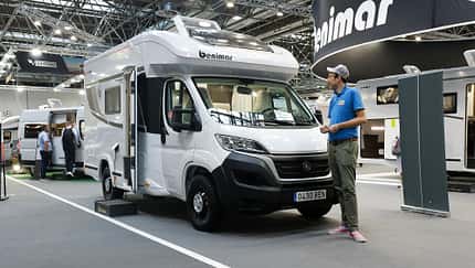wohnmobil, außen, Teilintegriert, Messe, Mann 