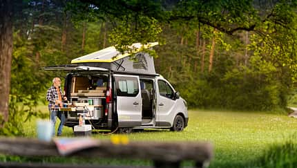Kompanja (2024) Campingbus f