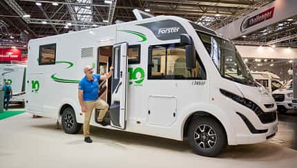 Integriert, Wohnmobil, Außenansicht, Mann, Beifahrerseite