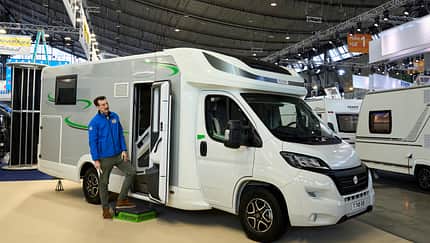 Wohnmobil, Messe, teilintegriert, Mann, Fiat