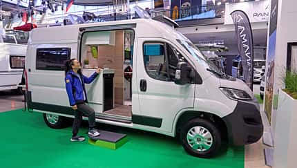 Campingbus, Seite, Schiebetür, Frau, Messe, CMT