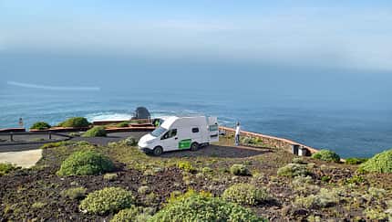 Elektro-Camper, Küste, Büsche,  Meer, Horizont, Mann