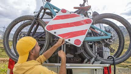 Fahrradträger mit Warntafel