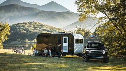 Werbefotografien des Herstellers zeigen den Lifestyle-Caravan Coast Model 1 von innen und von außen