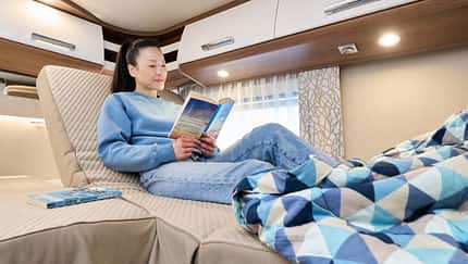 Frau, Reisemobil, Schlafbereich, Leselounge, GemŸtlich