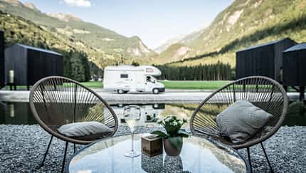 Sangold Camping in Südtirol. Bilder des Campingplatzes und des zentralen Gebäudes.