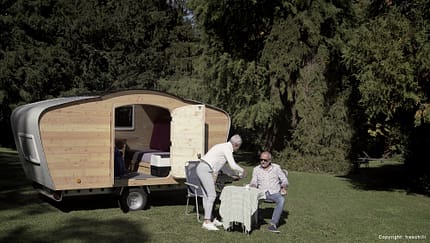 Innen- bzw. Außenansicht des Free Chilli Wohnwagens aus Holz.