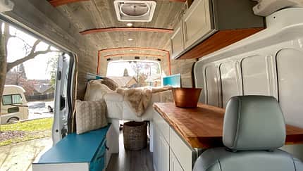 Wohnmobil-Selbstausbau DIY langer Campervan mit cozy Bett