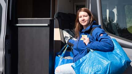 Ikea-Zubehör für den Campingbus wird in den Bus getragen