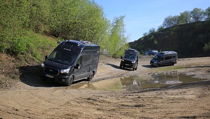 Sunlight Cliff 4x4 Ford Transit Schrägfahrt