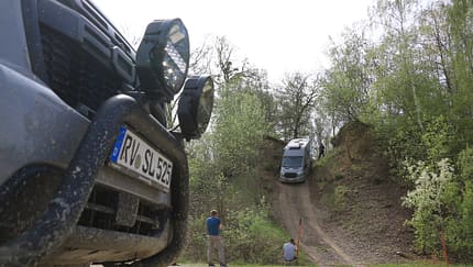 Sunlight Cliff 4x4 Ford Transit steile Bergabfahrt