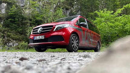 Pössl Campstar Dauertester vor einem alten Gebäude