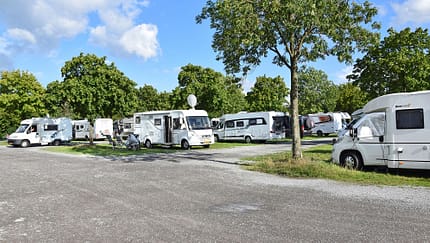 Stellplatz, Caravans, Wohnmobile, BŠume, Rasen