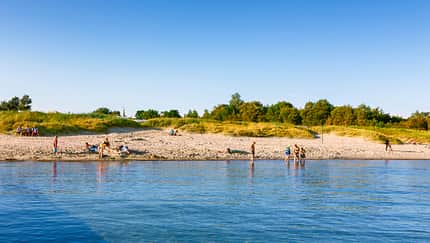 Ostseestrand, Meer, BŠume, Menschen, Himmel