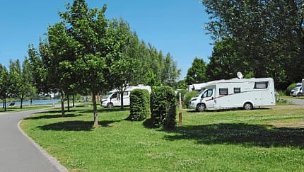 Stellplatz, Wiese, BŠume, Hecken, Caravans, Himmel