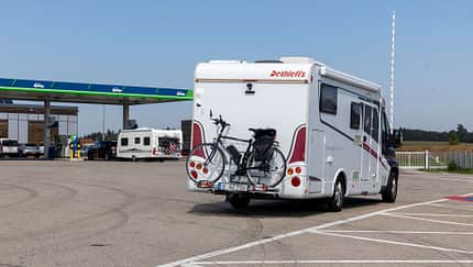 Wohnmobile und Wohnwagen auf Rastanlagen