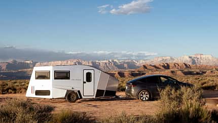 Polydrops P21 (Q4 2024) Ganzer Trailer im Gespann mit E-Auto