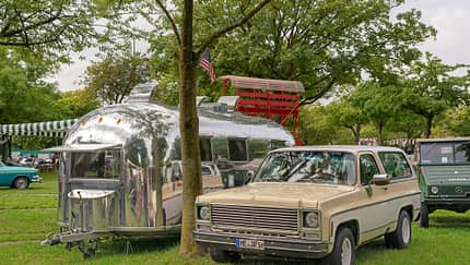 Airstream Tradewind, GMC Jimmy, USA Flagge, Rasen, Baum