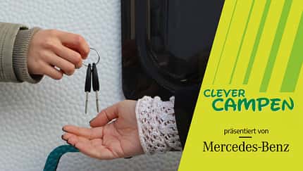 Schlüsselübergabe beim Mieten. Clever Campen Podcastcover.