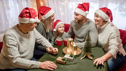 Symbolbild: Familie an Weihnachten im Camper mit Nikolausmützen