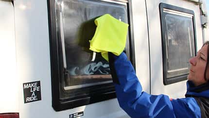 Fenster putzen Campingbus hinten