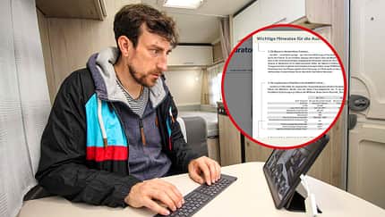 Man im Wohnmobil schaut auf sein Tablett. Screenshot von Gewichtsangaben-Pop-Up.