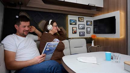 Pärchen, Fernseher, Wohnmobil, Wohnwagen, Caravan, Bildschirm, Zeitschrift Space One Pro, On Ear Kopfhörer von Anker