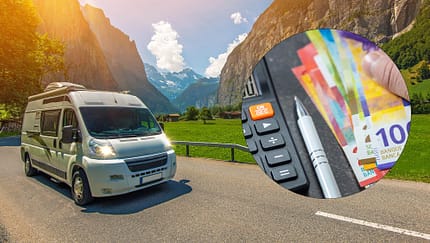 Symbolbild mit Campingbus in den Schweizer Alpen und Schweizer Franken in einem Rahmen.