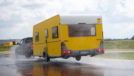 Fahrtest, Caravan hebt ab, nasse Straße, Gespannfahren, Belastungstest