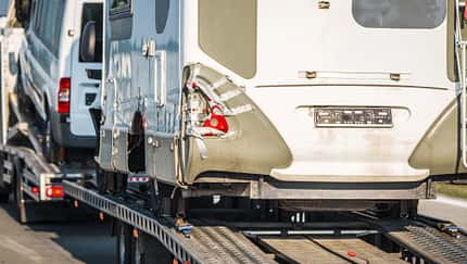 Beschädigtes Wohnmobil wird abgeschleppt