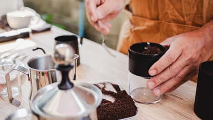 Perfektes Camping-Barista Setup draußen