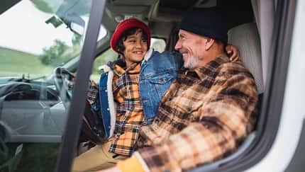 Rentner und Enkel am Steuer des Wohnmobils