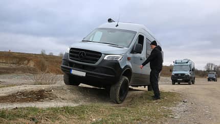Offroad-Fahrtraining: Campingbus fährt die Verschränkungsstrecke und bekommt Anweisungen