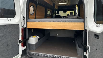 Prunkstück des Relax Master ist nicht nur das großzügige Doppellängsbett im Heck, sondern auch der sehr geräumige Stauraum darunter. 