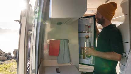 Kochen im Campingbus, Mann, Kühlschrank